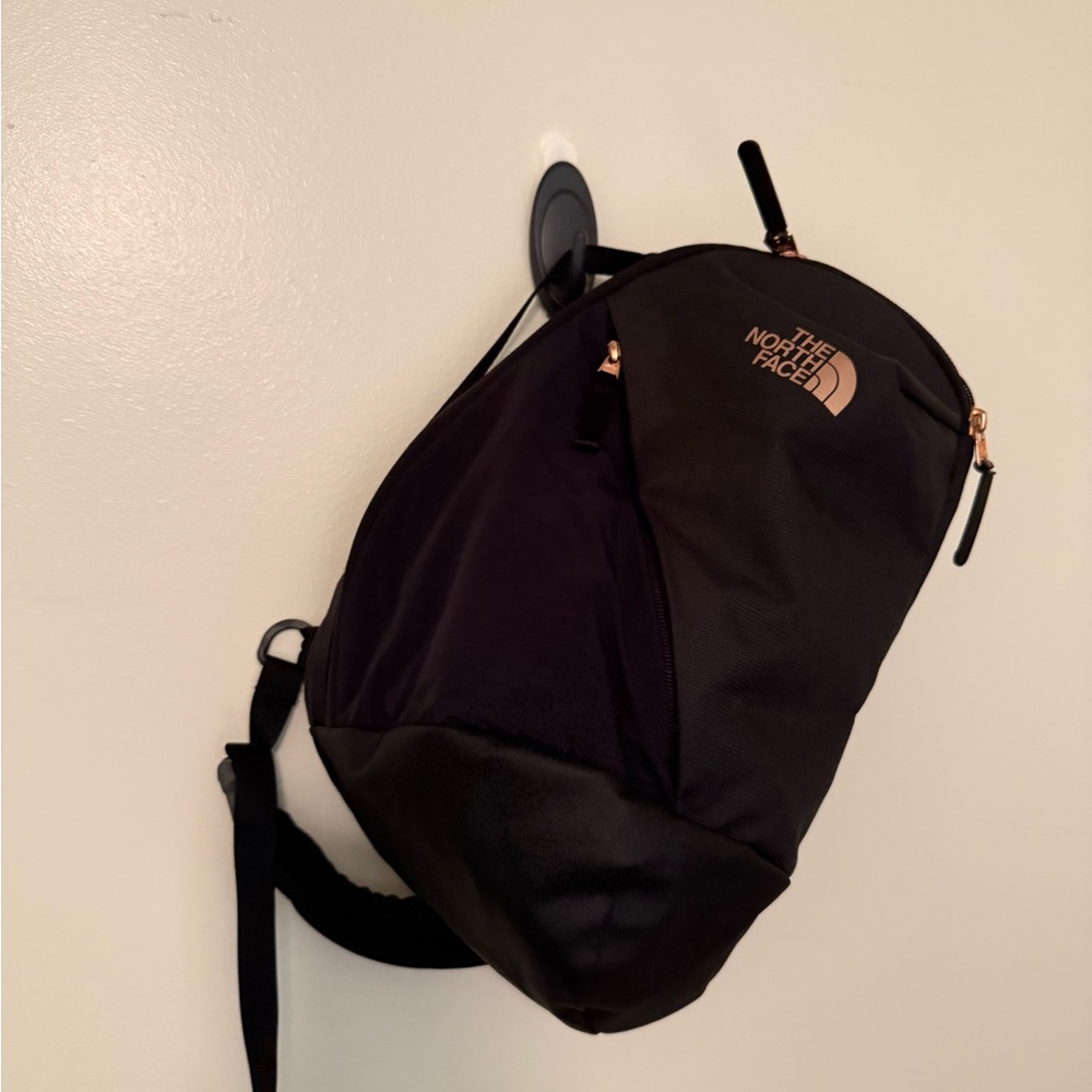 The North Face Isabella Sling Bag - Compact Everyday Carry - Picture 2 of 6